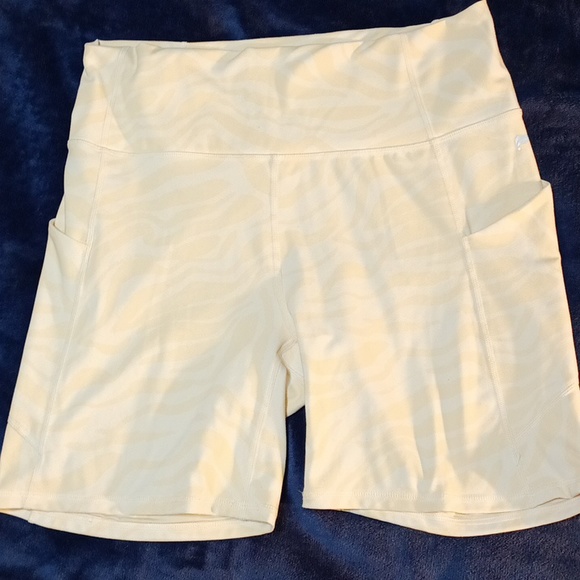 Sports bra and biker shorts - Picture 5 of 8